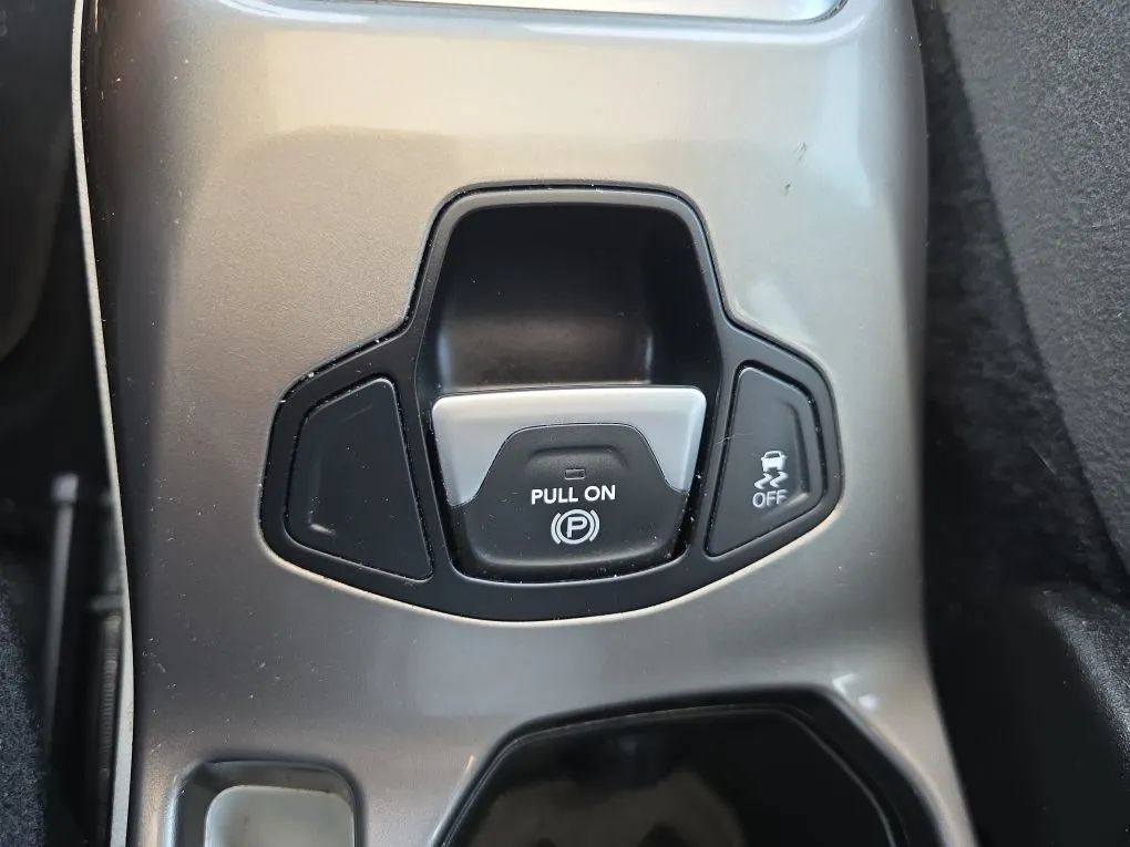 Used 2018 Jeep Renegade Limited w/ UConnect 8.4 Nav Group FWD image 37