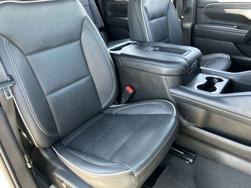 Used 2022 GMC Yukon XL SLT w/ SLT Luxury Package image 28