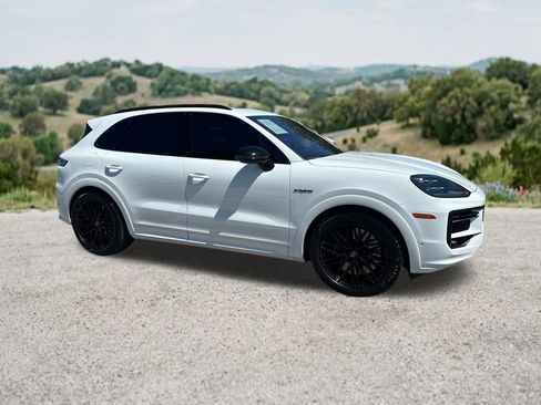 Used 2025 Porsche Cayenne Turbo AWD/4WD image 12