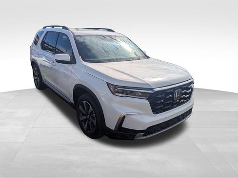 Used 2025 Honda Pilot Touring image 6