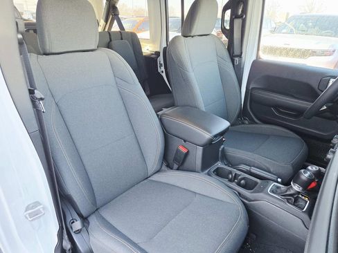 Used 2025 Jeep Wrangler Unlimited Sahara image 16