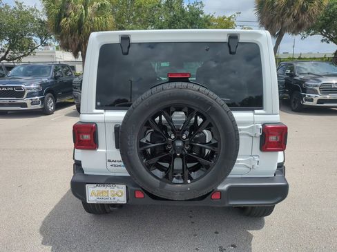 Used 2025 Jeep Wrangler Unlimited Sahara AWD/4WD image 7