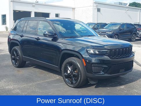 Used 2023 Jeep Grand Cherokee Altitude AWD/4WD image 7