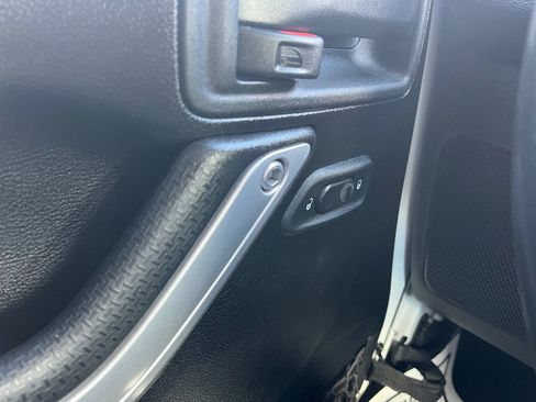 Used 2015 Jeep Wrangler Unlimited Sahara w/ Connectivity Group image 21