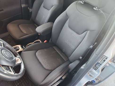 Used 2015 Jeep Renegade Latitude FWD image 9