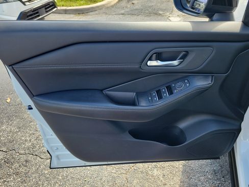 Certified 2025 Nissan Rogue SL FWD image 10
