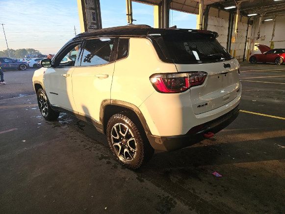 Used 2025 Jeep Compass Trailhawk AWD/4WD image 5