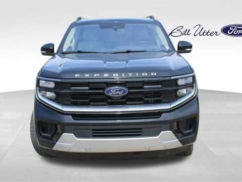 Used 2025 Ford Expedition Platinum w/ Driver's Package AWD/4WD image 2