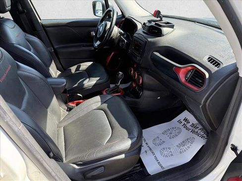 Used 2016 Jeep Renegade Trailhawk w/ Premium Trailhawk Package image 17