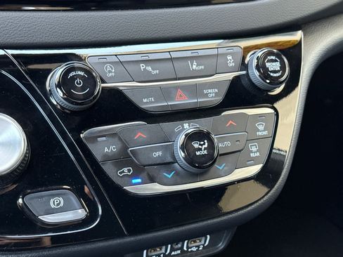 Used 2025 Chrysler Pacifica Select FWD image 23