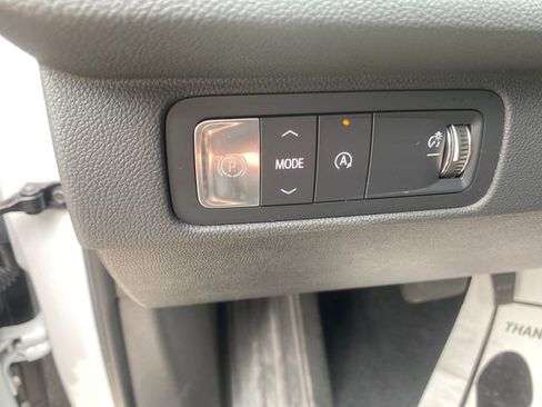 Used 2025 Chevrolet Traverse LT FWD image 38