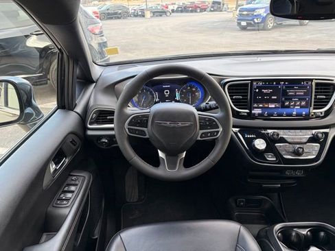 Used 2025 Chrysler Pacifica Select image 14