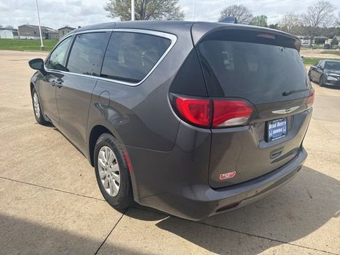 Used 2018 Chrysler Pacifica L FWD image 5
