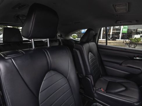 Used 2023 Toyota Highlander XLE AWD/4WD image 35