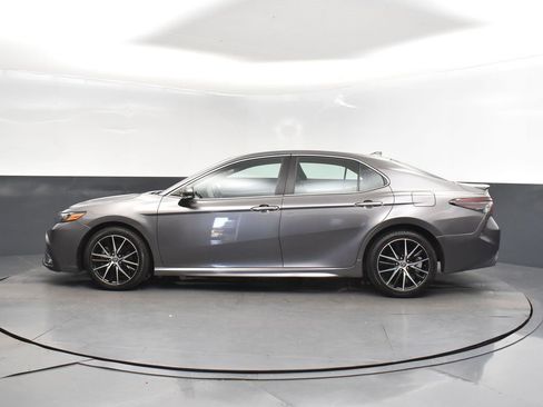 Used 2023 Toyota Camry SE image 4