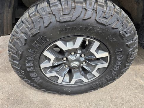 Used 2020 Toyota Tacoma TRD Off-Road w/ Technology Package AWD/4WD image 8