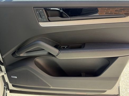Used 2025 Porsche Cayenne image 21
