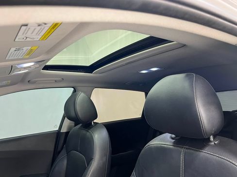 Used 2018 Kia Niro Touring FWD image 13