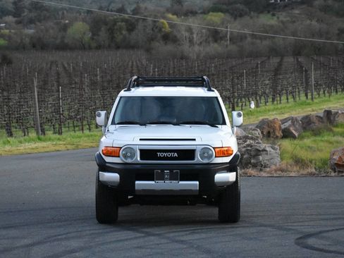Used 2014 Toyota FJ Cruiser 4WD w/ Upgrade Package image 4