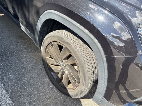 Used 2021 Volkswagen Atlas Cross Sport SE w/ Panoramic Sunroof Package image 4