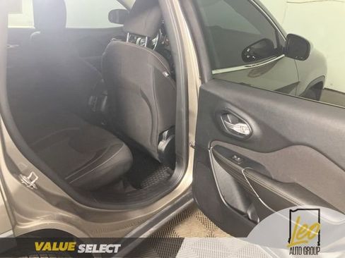 Used 2016 Jeep Cherokee Latitude w/ Comfort/Convenience Group AWD/4WD image 20