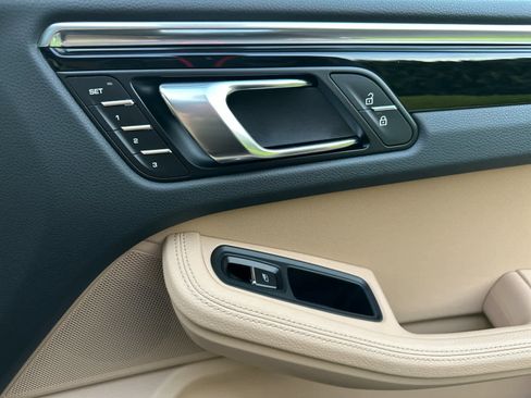 Certified 2025 Porsche Macan AWD/4WD image 19