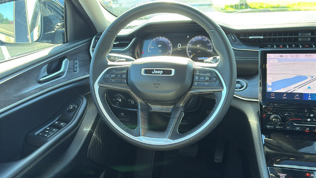 Used 2023 Jeep Grand Cherokee L Limited w/ Black Appearance Package AWD/4WD image 24