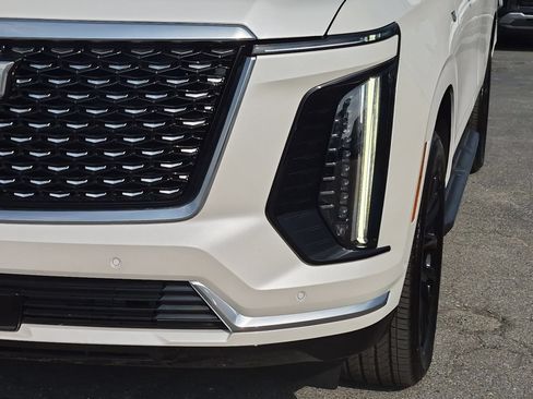Used 2025 Cadillac Escalade Premium Luxury AWD/4WD image 9