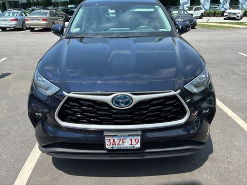 Used 2020 Toyota Highlander LE AWD/4WD image 2