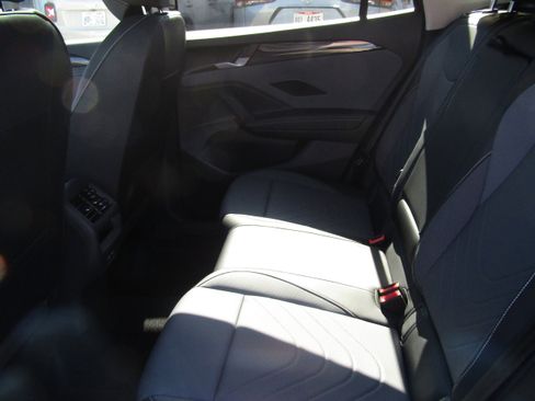 New 2025 Volkswagen Tiguan SE image 16