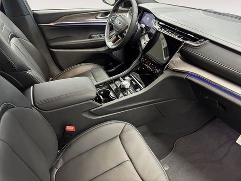 Used 2025 Jeep Grand Cherokee Overland image 4