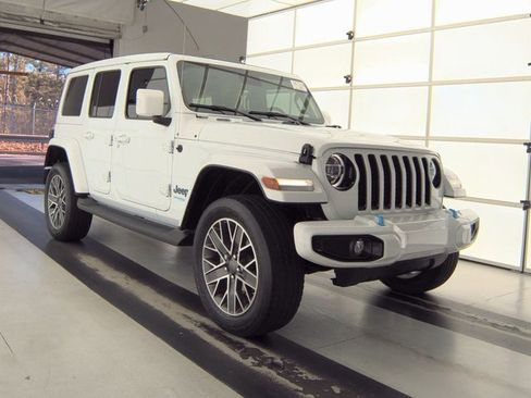 Used 2022 Jeep Wrangler Unlimited Sahara image 3