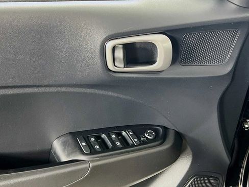 Used 2025 Hyundai Venue SE FWD image 17
