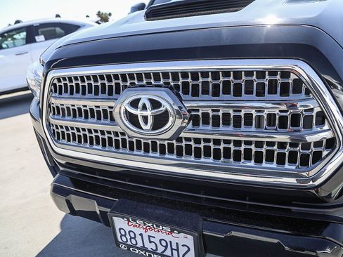 Used 2017 Toyota Tacoma TRD Sport AWD/4WD image 26