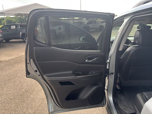 Used 2023 GMC Acadia SLT w/ Elevation Edition FWD image 9