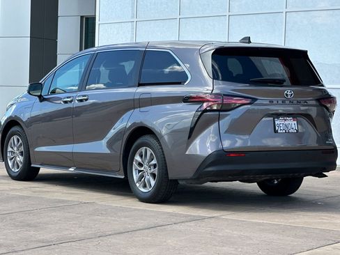 Certified 2022 Toyota Sienna XLE FWD image 7