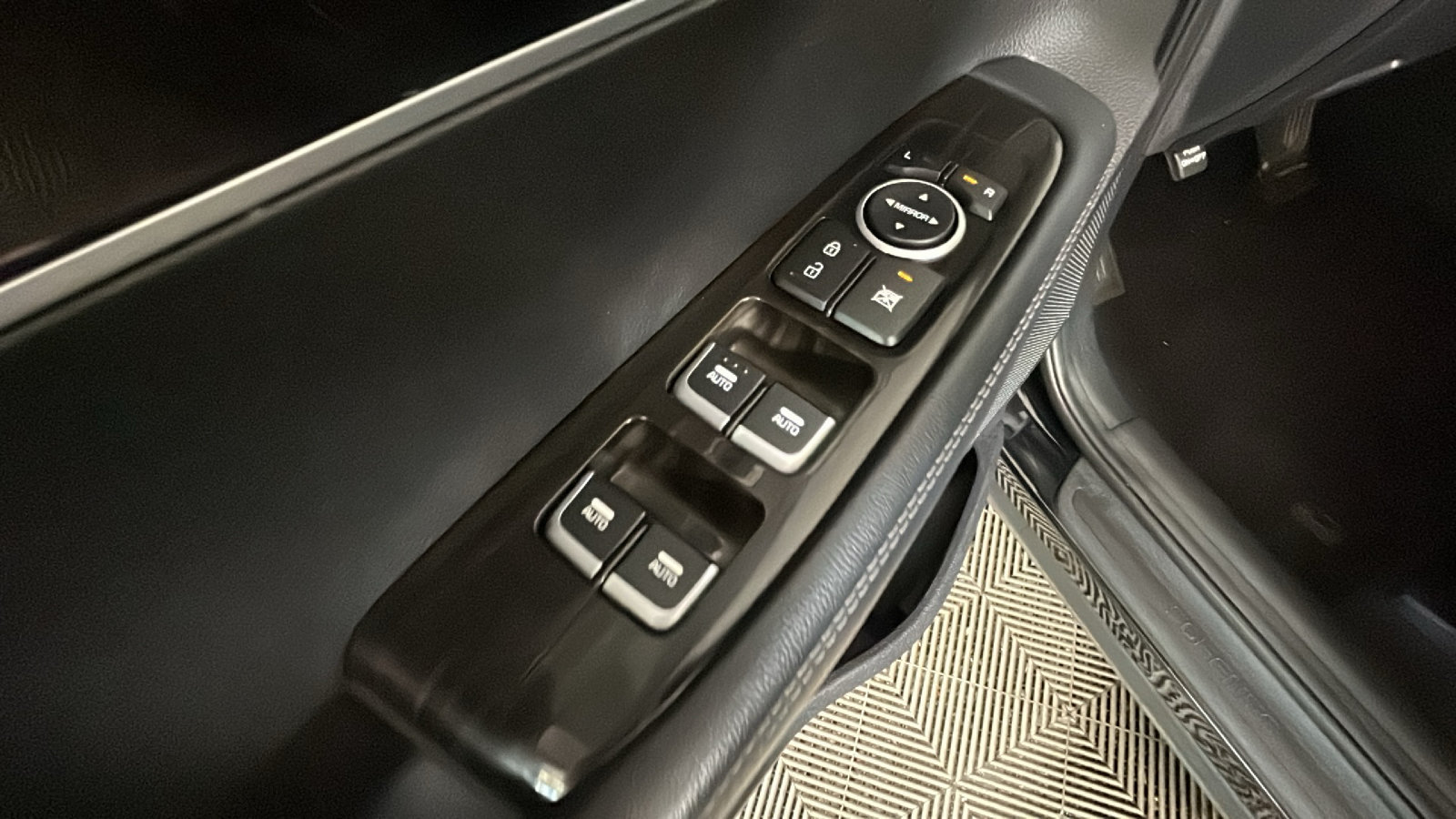 Used 2020 Kia Sorento LX AWD/4WD image 12