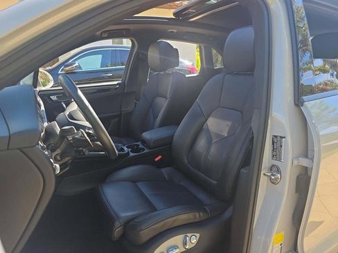 Used 2025 Porsche Macan image 4