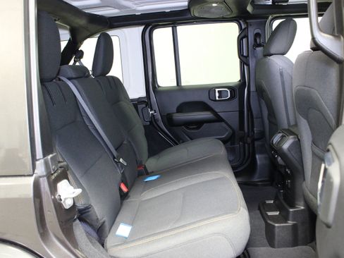 Used 2025 Jeep Wrangler Unlimited Sahara w/ Safety Group AWD/4WD image 15