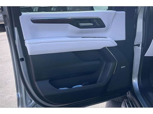 Used 2025 Chevrolet Tahoe Premier AWD/4WD image 24