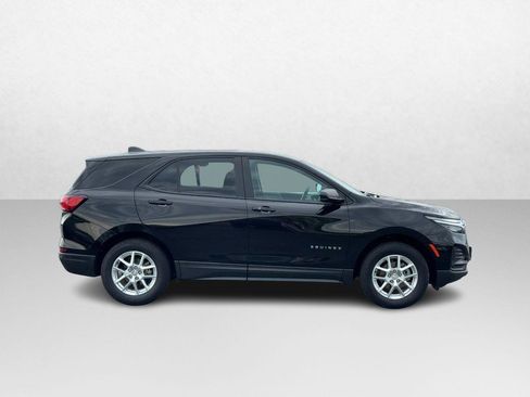 Used 2022 Chevrolet Equinox LS w/ LS Convenience Package AWD/4WD image 2