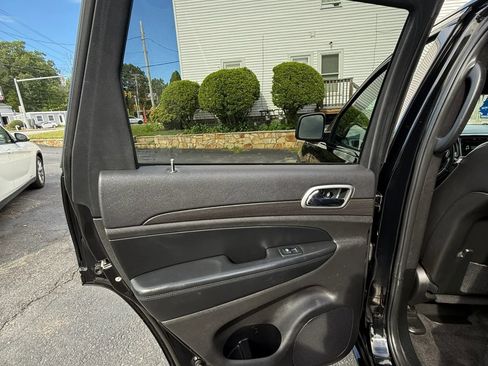 Used 2018 Jeep Grand Cherokee Altitude AWD/4WD image 13