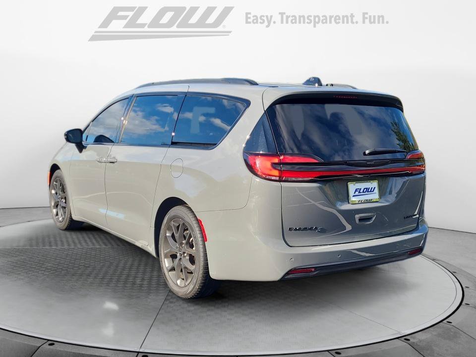 Used 2025 Chrysler Pacifica Limited FWD image 6