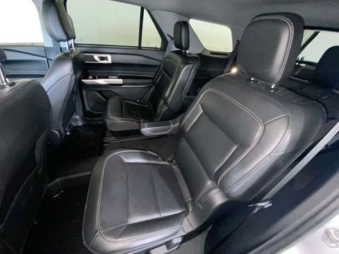 Used 2022 Ford Explorer XLT w/ Equipment Group 202A AWD/4WD image 12