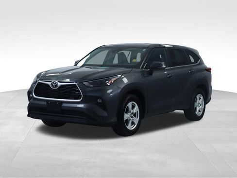 Used 2025 Toyota Highlander LE FWD image 6