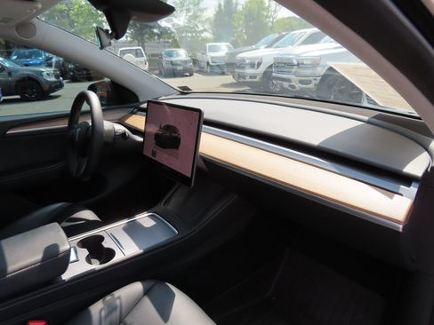 Used 2024 Tesla Model Y Long Range AWD/4WD image 18