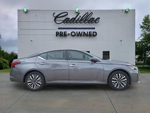 Used 2025 Nissan Altima 2.5 SV FWD image 2