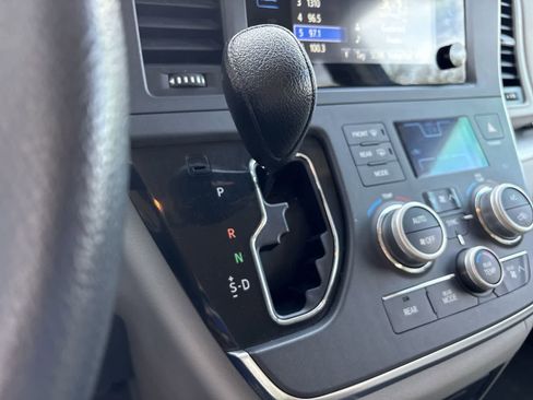 Used 2015 Toyota Sienna LE image 16