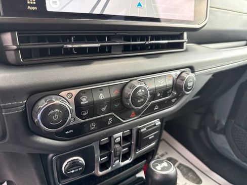 Used 2024 Jeep Wrangler Unlimited Sahara w/ Technology Group AWD/4WD image 38
