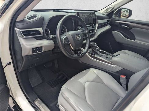 Used 2020 Toyota Highlander Platinum FWD image 10